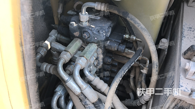 回转马达和主控阀（整机外观）