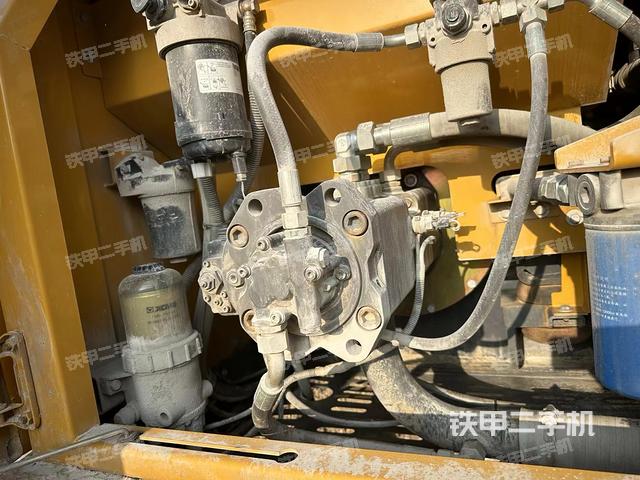 液压泵舱室正面整体（整机外观）