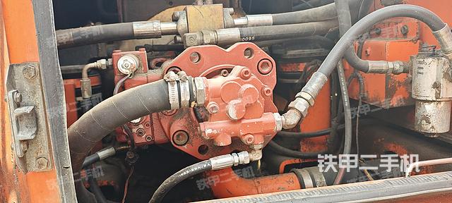 液压泵舱室正面整体（整机外观）