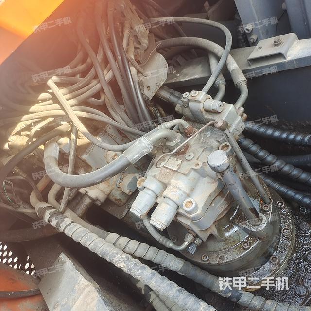 回转马达和主控阀（整机外观）