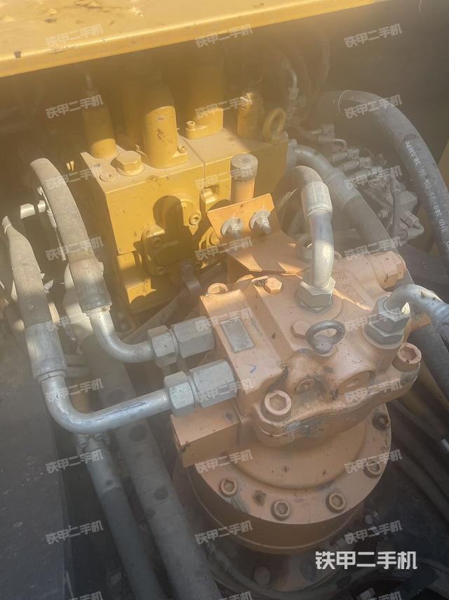 回转马达和主控阀（整机外观）