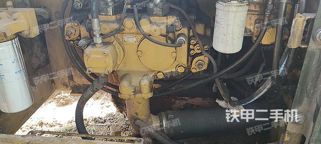 液压泵舱室正面整体（整机外观）