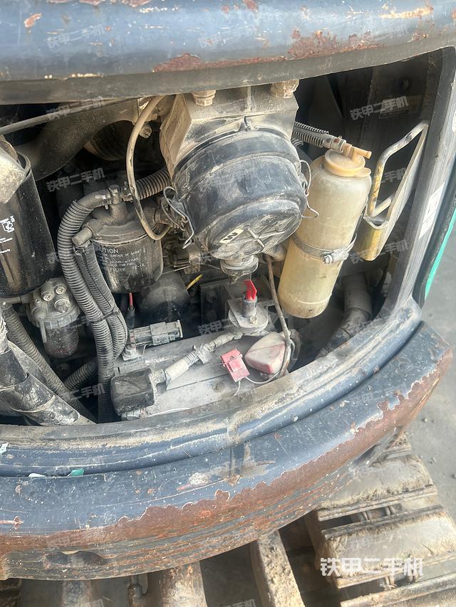 液压泵舱室正面整体（整机外观）