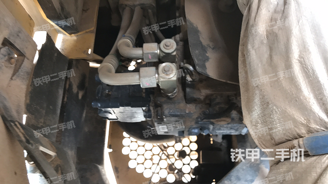 液压泵舱室正面整体（整机外观）