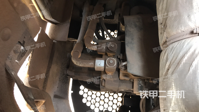 液压泵舱室正面整体（整机外观）