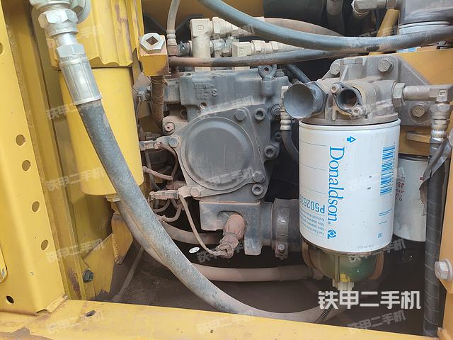 液压泵舱室正面整体（整机外观）