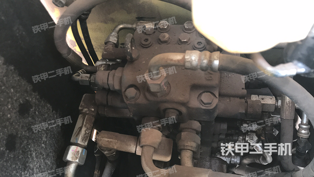 回转马达和主控阀（整机外观）