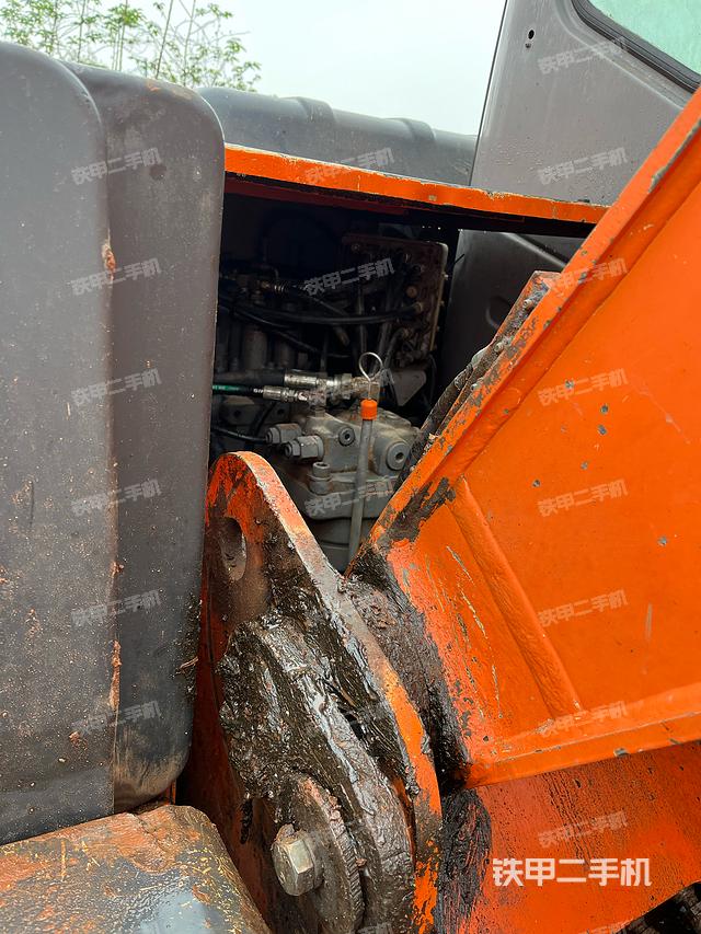 回转马达和主控阀（整机外观）