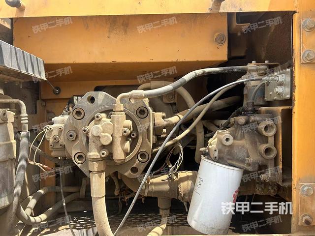 液压泵舱室正面整体（整机外观）