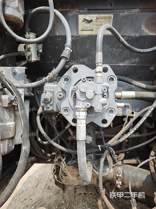 液压泵舱室正面整体（整机外观）