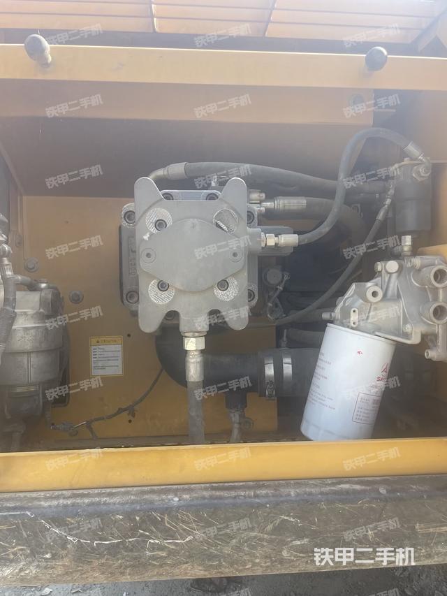 液压泵舱室正面整体（整机外观）