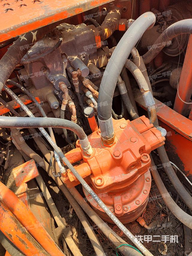 回转马达和主控阀（整机外观）