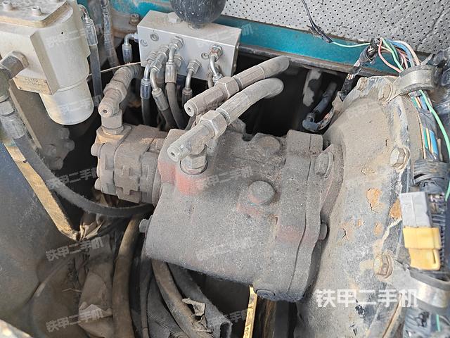 液压泵舱室正面整体（整机外观）