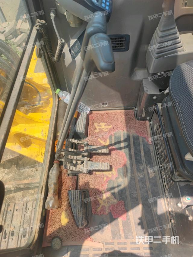 行走控制手柄和踏板?俯拍(駕駛室部分) 行走控制手柄和踏板?俯拍(駕駛室部分)