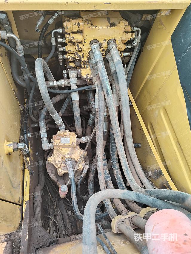 回转马达和主控阀（整机外观）