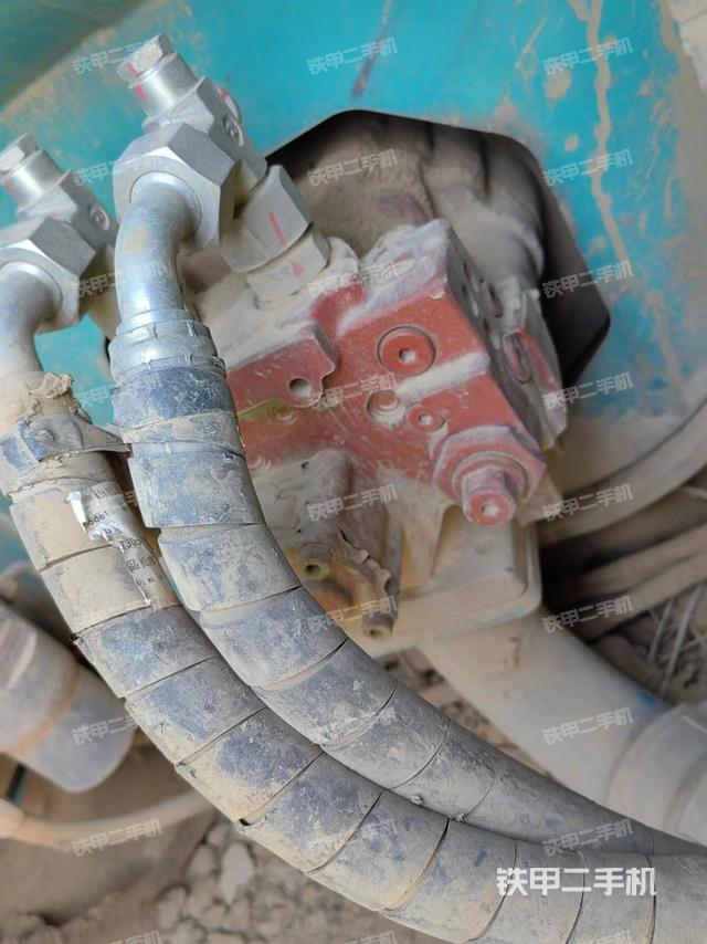 液压泵舱室正面整体（整机外观）