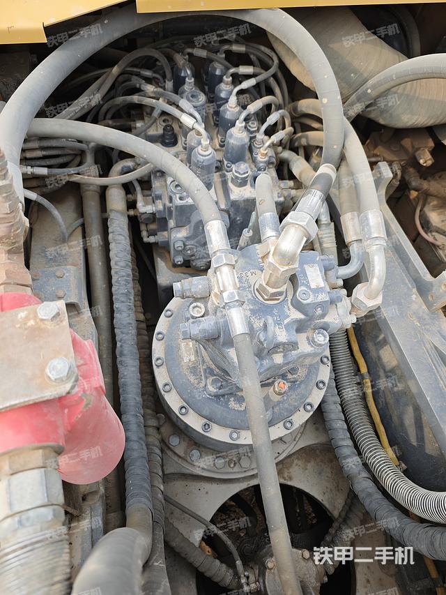 回转马达和主控阀（整机外观）