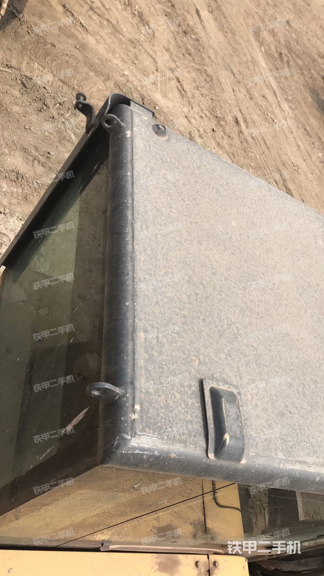 驾驶室顶部（整机外观）