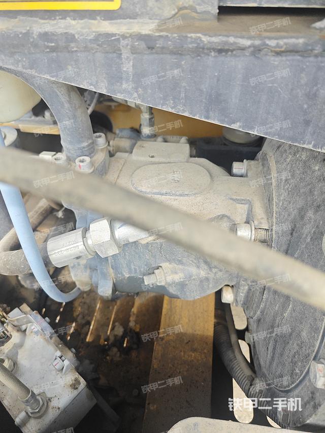 液压泵舱室正面整体（整机外观）