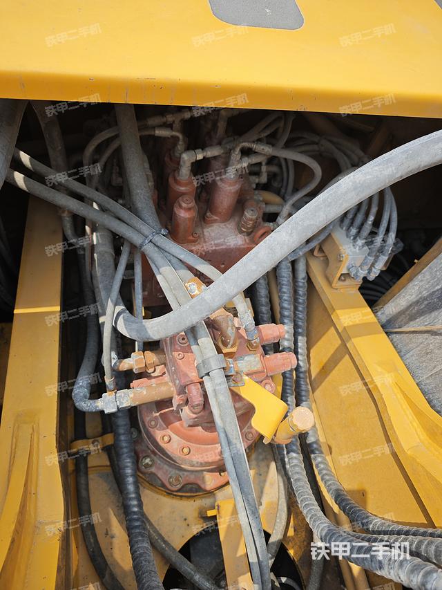 回转马达和主控阀（整机外观）