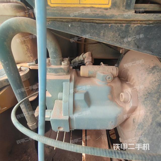 液压泵舱室正面整体（整机外观）