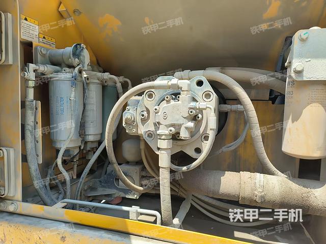 液压泵舱室正面整体（整机外观）