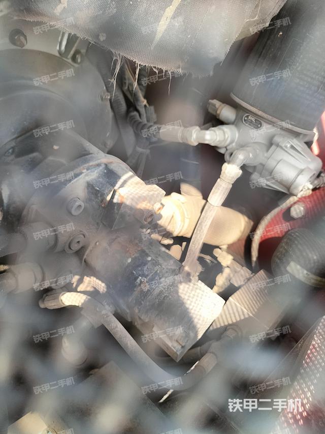 液压泵舱室正面整体（整机外观）