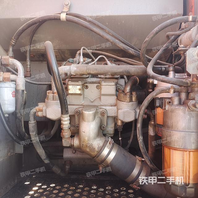 液压泵舱室正面整体（整机外观）