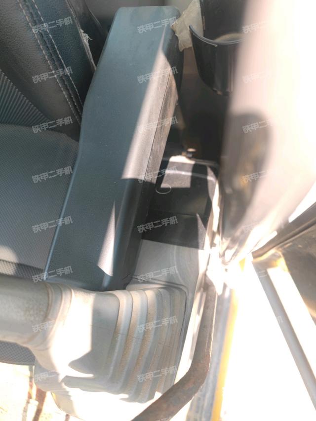 座椅右側(cè)控制臺(tái)/鑰匙門/油門/含右手柄(駕駛室部分) 座椅右側(cè)控制臺(tái)/鑰匙門/油門/含右手柄(駕駛室部分)