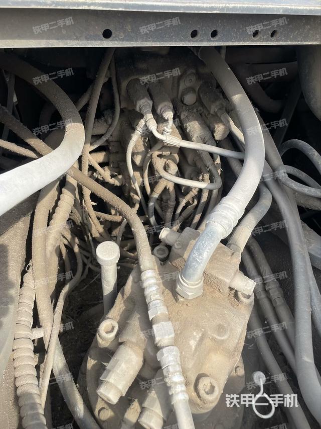 回转马达和主控阀（整机外观）