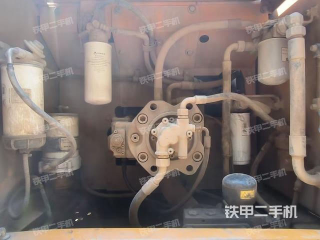 液压泵舱室正面整体（整机外观）