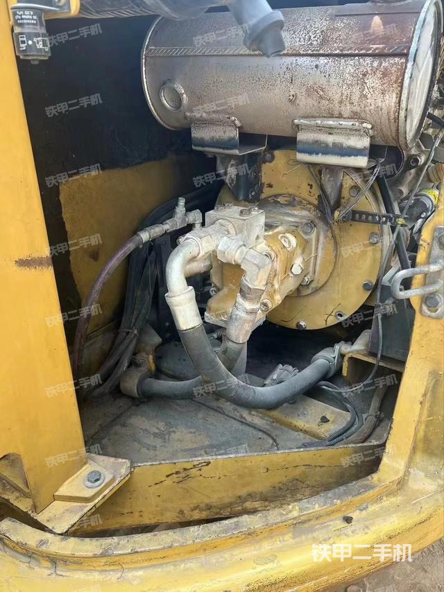 液压泵舱室正面整体（整机外观）