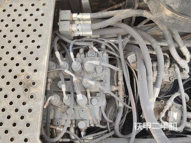 回转马达和主控阀（整机外观）