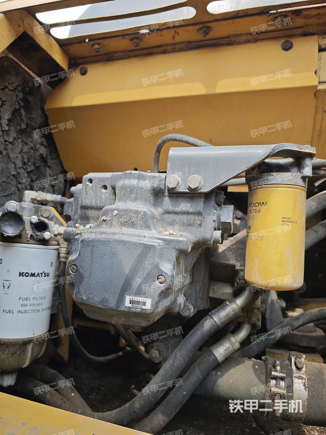 液压泵舱室正面整体（整机外观）