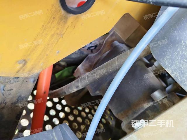 液压泵舱室正面整体（整机外观）