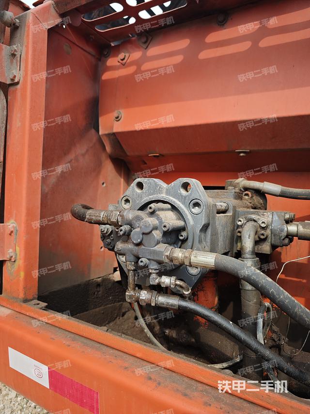 液压泵舱室正面整体（整机外观）