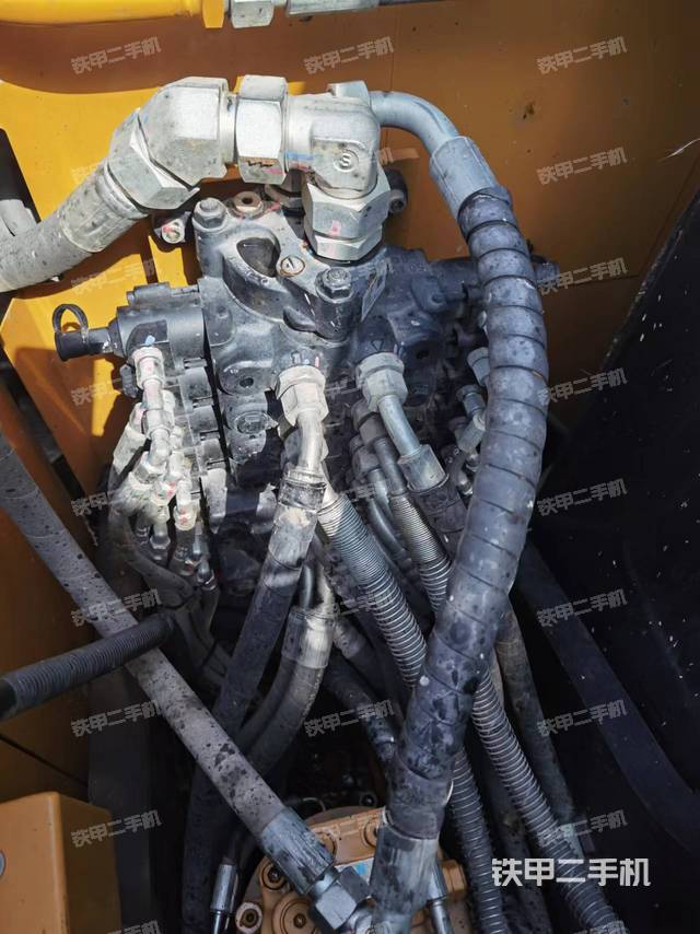 回转马达和主控阀（整机外观）