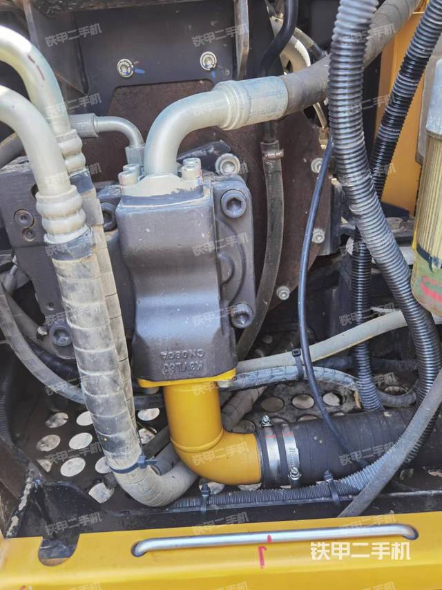 液压泵舱室正面整体（整机外观）