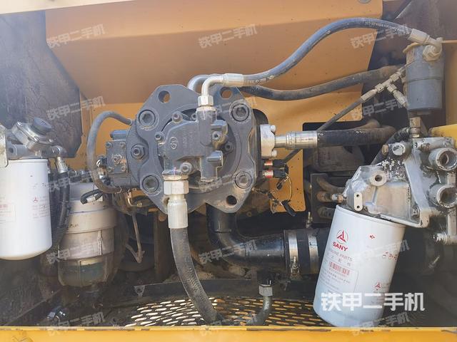 液压泵舱室正面整体（整机外观）