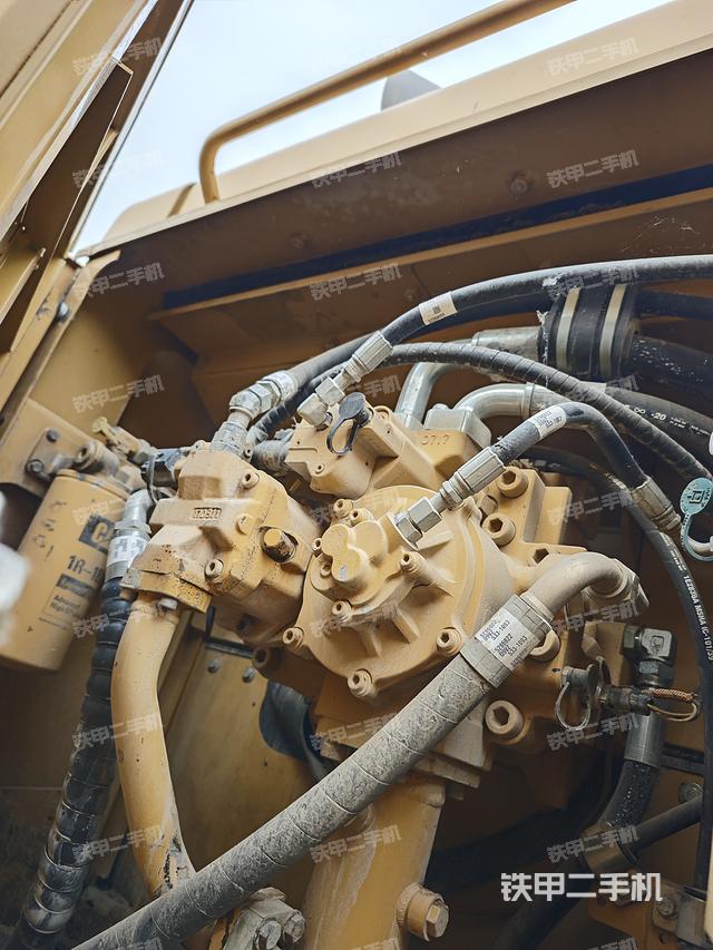 液压泵舱室正面整体（整机外观）