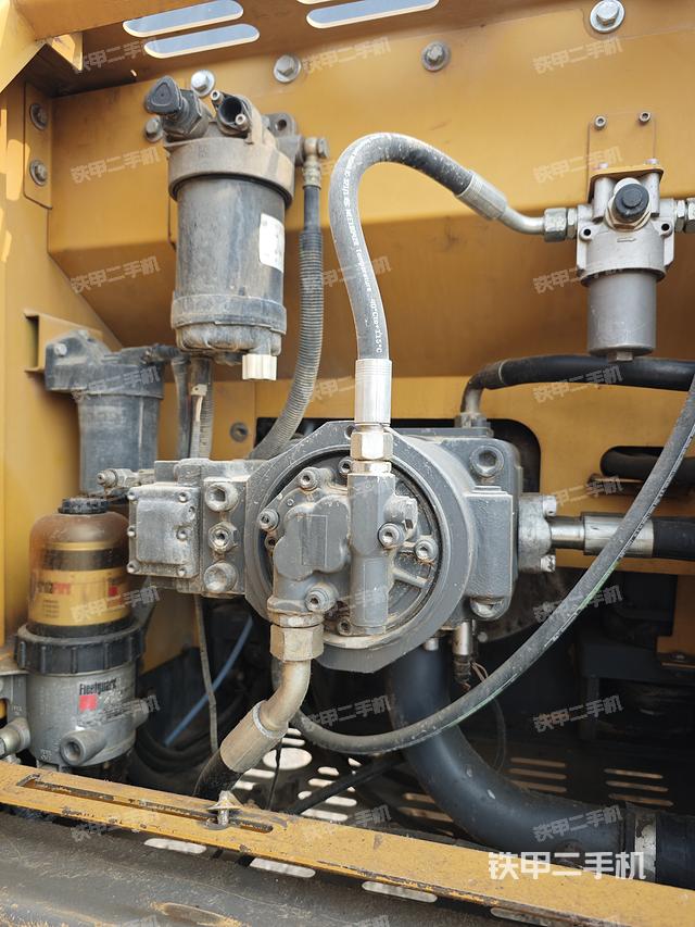 液压泵舱室正面整体（整机外观）