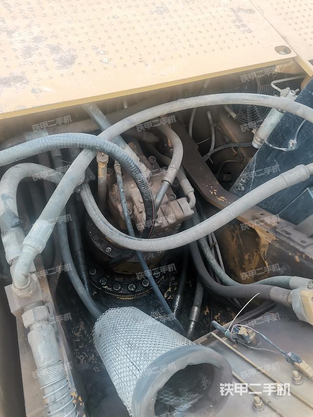 回转马达和主控阀（整机外观）