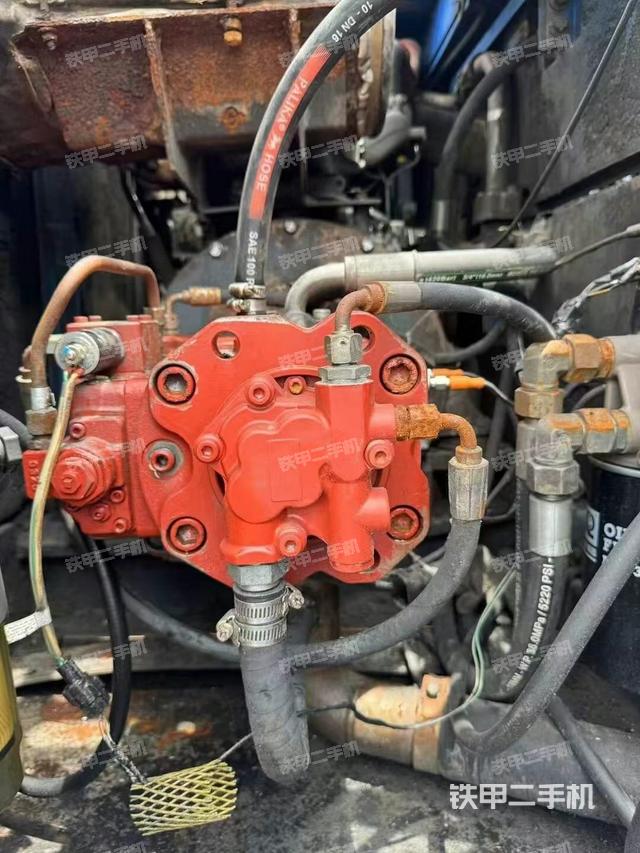 液压泵舱室正面整体（整机外观）