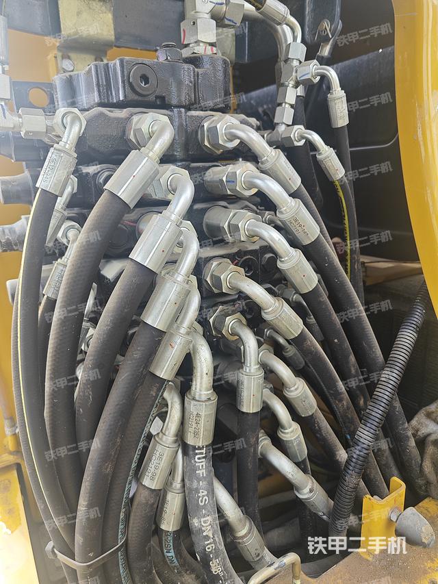 回转马达和主控阀（整机外观）