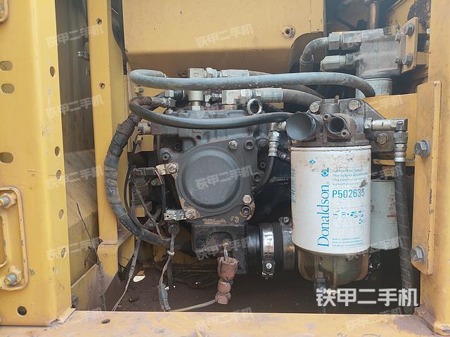 液压泵舱室正面整体（整机外观）