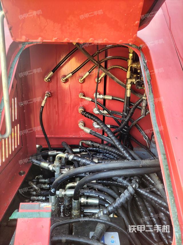 回转马达和主控阀（整机外观）