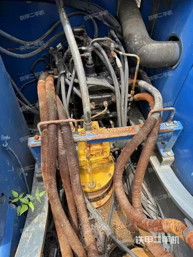 回转马达和主控阀（整机外观）