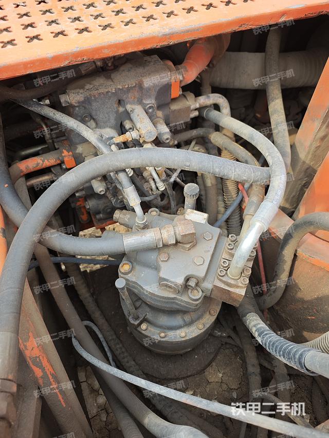 回转马达和主控阀（整机外观）