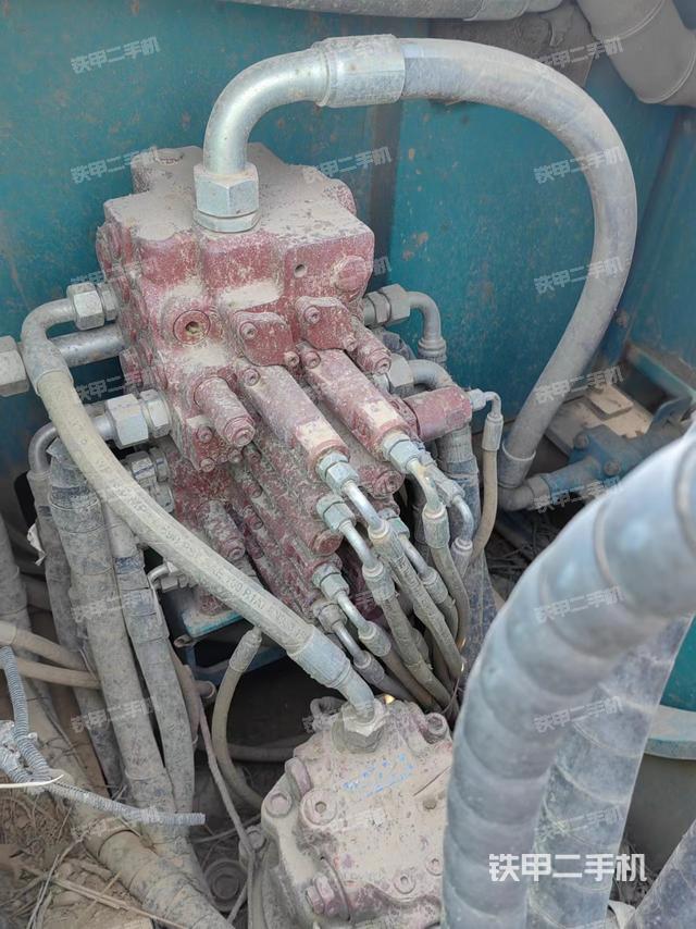 回转马达和主控阀（整机外观）