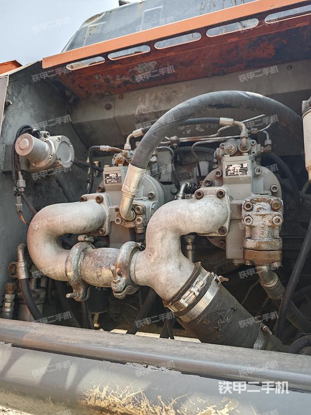 液压泵舱室正面整体（整机外观）